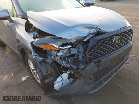 ✅ 2023 Toyota Corolla Cross LE • VIN: 7MUCAABG5PV045801 • Lot: 43504678. Wystawiony na IAAI z przebiegiem 24 996 mil. Bezpłatny archiwum sprzedaży aukcyjnych z USA i szczegółowy raport historii pojazdu na DreamBid. Zdjęcie 6.