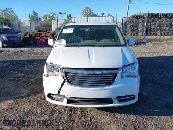 ✅ 2014 Chrysler Town & Country Touring • VIN: 2C4RC1BG6ER447492 • Lot: 43467478. Listed on IAAI with 231,911 mi. Free auction sales archive from the USA and detailed vehicle history report at DreamBid. Image 12.