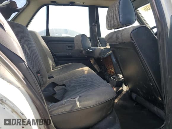 ✅ 1986 BMW 3 Series • VIN: WBAAE5403G1505061 • Lot: 80585534. Wystawiony na Copart z przebiegiem 113 998 mil. Bezpłatny archiwum sprzedaży aukcyjnych z USA i szczegółowy raport historii pojazdu na DreamBid. Zdjęcie 10.