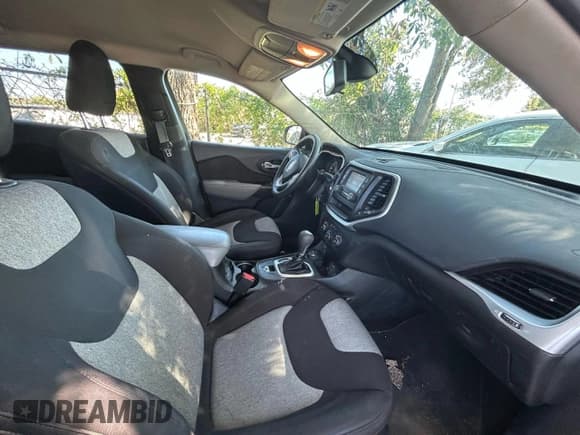 ✅ 2014 Jeep Cherokee Sport • VIN: 1C4PJMAB2EW272945 • Lot: 91497235. Wystawiony na Copart z przebiegiem 168 494 mil. Bezpłatny archiwum sprzedaży aukcyjnych z USA i szczegółowy raport historii pojazdu na DreamBid. Zdjęcie 5.