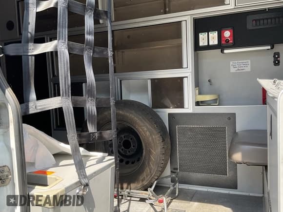 ✅ 2011 Mercedes-Benz Sprinter Cargo • VIN: WD3PE7CC5B5608403 • Lot: 60931355. Wystawiony na Copart z przebiegiem 263 184 mil. Bezpłatny archiwum sprzedaży aukcyjnych z USA i szczegółowy raport historii pojazdu na DreamBid. Zdjęcie 6.