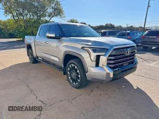 ✅ 2024 Toyota Tundra Limited • VIN: 5TFJA5DB3RX203060 • Лот: 92344635. Опубликован ранее на Copart с пробегом 23 968 миль. Бесплатный доступ к архиву аукционных продаж из США и подробный отчёт об истории автомобиля на DreamBid. Изображение 1.