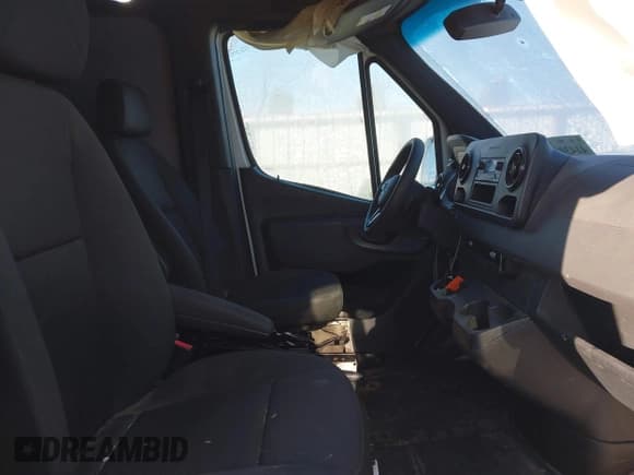 ✅ 2020 Mercedes-Benz Sprinter Cargo • VIN: W1W4ECHY0LP307649 • Lot: 41430640. Wystawiony na IAAI z przebiegiem Nie podano. Bezpłatny archiwum sprzedaży aukcyjnych z USA i szczegółowy raport historii pojazdu na DreamBid. Zdjęcie 5.