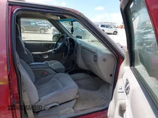 ✅ 2002 Chevrolet Blazer LS • VIN: 1GNCS13W12K137797 • Lot: 42679421. Wystawiony na IAAI z przebiegiem 129 749 mil. Bezpłatny archiwum sprzedaży aukcyjnych z USA i szczegółowy raport historii pojazdu na DreamBid. Zdjęcie 5.