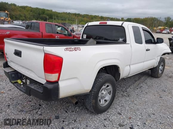 ✅ 2017 Toyota Tacoma SR • VIN: 5TFSX5ENXHX053717 • Lot: 43371255. Wystawiony na IAAI z przebiegiem 162 425 mil. Bezpłatny archiwum sprzedaży aukcyjnych z USA i szczegółowy raport historii pojazdu na DreamBid. Zdjęcie 4.