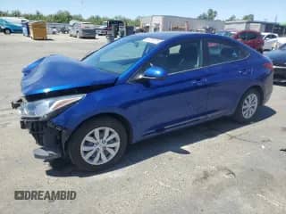 2021 Hyundai Accent SE z VIN 3KPC24A6XME130480, wystawiony jako Copart lot #67791075 z przebiegiem 77 633 mil mil oraz Szkoda całkowita • Salvage title. Historia ofert i sprzedaży dostępna na DreamBid. Obrazek 1.