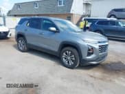 ✅ 2025 Chevrolet Equinox FWD LT • VIN: 3GNAXHEG8SL106374 • Lot: 42636087. Wystawiony na IAAI z przebiegiem 11 896 mil. Bezpłatny archiwum sprzedaży aukcyjnych z USA i szczegółowy raport historii pojazdu na DreamBid. Zdjęcie 1.