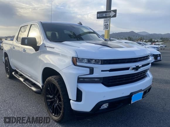 ✅ 2020 Chevrolet Silverado 1500 RST • VIN: 1GCUYEEL8LZ230024 • Lot: 42311134. Wystawiony na IAAI z przebiegiem 141 571 mil. Bezpłatny archiwum sprzedaży aukcyjnych z USA i szczegółowy raport historii pojazdu na DreamBid. Zdjęcie 1.