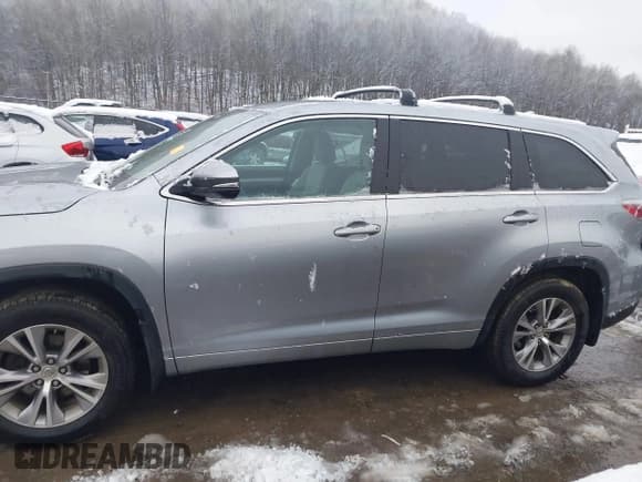 ✅ 2015 Toyota Highlander LE • VIN: 5TDBKRFH3FS157483 • Lot: 41554842. Listed on IAAI with 129,621 mi. Free auction sales archive from the USA and detailed vehicle history report at DreamBid. Image 14.