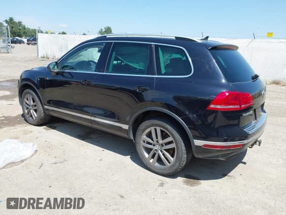 ✅ 2016 Volkswagen Touareg Lux • VIN: WVGEF9BP6GD011893 • Lot: 42772659. Listed on IAAI with 128,237 mi. Free auction sales archive from the USA and detailed vehicle history report at DreamBid. Image 3.