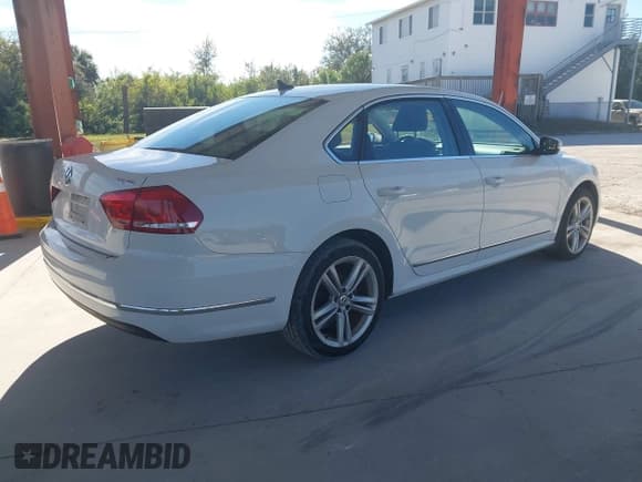 ✅ 2015 Volkswagen Passat SE • VIN: 1VWBS7A31FC075556 • Лот: 43933180. Опубликован ранее на IAAI с пробегом 131 543 миль. Бесплатный доступ к архиву аукционных продаж из США и подробный отчёт об истории автомобиля на DreamBid. Изображение 4.