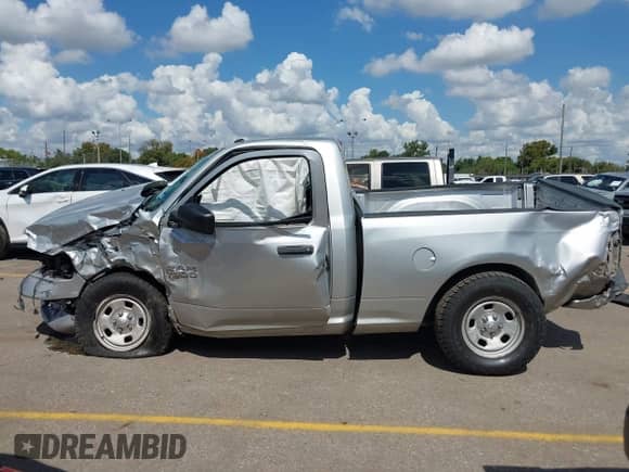 2016 Ram 1500 Express z VIN 3C6JR6AG4GG278048, wystawiony jako IAAI lot #43393792 z przebiegiem Nie podano mil oraz . Historia ofert i sprzedaży dostępna na DreamBid. Obrazek 14.