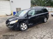 ✅ 2015 Toyota Sienna LE • VIN: 5TDKK3DC8FS590169 • Lot: 67040995. Wystawiony na Copart z przebiegiem 132 519 mil. Bezpłatny archiwum sprzedaży aukcyjnych z USA i szczegółowy raport historii pojazdu na DreamBid. Zdjęcie 1.