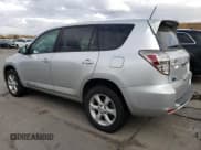 ✅ 2013 Toyota RAV4 • VIN: 2T3YL4DV1DW002025 • Lot: 79432364. Wystawiony na Copart z przebiegiem 84 970 mil. Bezpłatny archiwum sprzedaży aukcyjnych z USA i szczegółowy raport historii pojazdu na DreamBid. Zdjęcie 2.