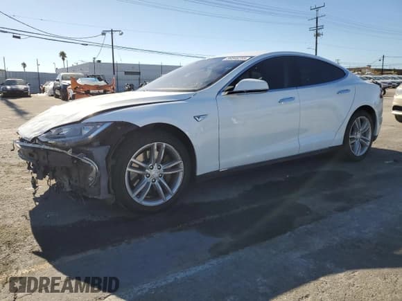 ✅ 2015 Tesla Model S 85 • VIN: 5YJSA1S19FFP77014 • Лот: 86846255. Опубликован ранее на Copart с пробегом 152 582 миль. Бесплатный доступ к архиву аукционных продаж из США и подробный отчёт об истории автомобиля на DreamBid. Изображение 1.