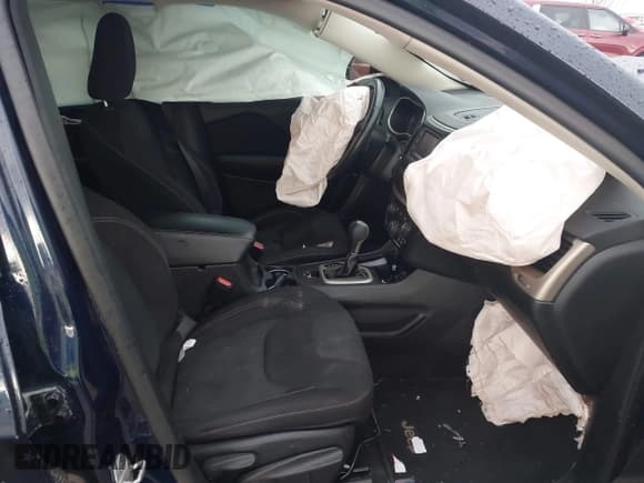 ✅ 2016 Jeep Cherokee Latitude • VIN: 1C4PJMCB5GW162309 • Lot: 43524702. Wystawiony na IAAI z przebiegiem 141 651 mil. Bezpłatny archiwum sprzedaży aukcyjnych z USA i szczegółowy raport historii pojazdu na DreamBid. Zdjęcie 5.