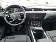 ✅ 2022 Audi e-tron Premium Plus • VIN: WA1LAAGE5NB032014 • Lot: 36308553. Wystawiony na Copart z przebiegiem 11 624 mil. Bezpłatny archiwum sprzedaży aukcyjnych z USA i szczegółowy raport historii pojazdu na DreamBid. Zdjęcie 8.