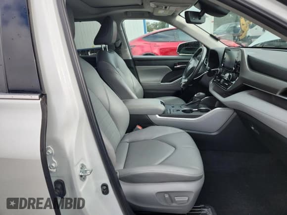 ✅ 2022 Toyota Highlander XLE • VIN: 5TDHZRAH0NS554127 • Lot: 84363115. Listed on Copart with 45,777 mi. Free auction sales archive from the USA and detailed vehicle history report at DreamBid. Image 7.