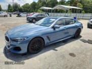 ✅ 2022 BMW 8 Series M850i • VIN: WBAGV8C05NCH25206 • Lot: 65091315. Wystawiony na Copart z przebiegiem 30 540 mil. Bezpłatny archiwum sprzedaży aukcyjnych z USA i szczegółowy raport historii pojazdu na DreamBid. Zdjęcie 1.