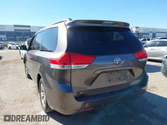 ✅ 2013 Toyota Sienna LE • VIN: 5TDKK3DC8DS386940 • Lot: 43598804. Listed on IAAI with Not provided. Free auction sales archive from the USA and detailed vehicle history report at DreamBid. Image 3.