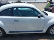 ✅ 2018 Volkswagen Beetle S • VIN: 3VWFD7AT0JM709426 • Lot: 42503211. Wystawiony na IAAI z przebiegiem 87 778 mil. Bezpłatny archiwum sprzedaży aukcyjnych z USA i szczegółowy raport historii pojazdu na DreamBid. Zdjęcie 13.