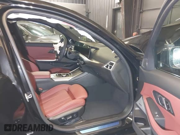 ✅ 2025 BMW 3 Series 330i xDrive • VIN: 3MW89CW08S8F24309 • Lot: 42125993. Wystawiony na IAAI z przebiegiem 457 mil. Bezpłatny archiwum sprzedaży aukcyjnych z USA i szczegółowy raport historii pojazdu na DreamBid. Zdjęcie 5.