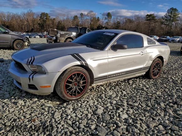 ✅ 2010 Ford Mustang V6 • VIN: 1ZVBP8AN5A5107124 • Лот: 96727745. Опубликован ранее на Copart с пробегом 208 346 миль. Бесплатный доступ к архиву аукционных продаж из США и подробный отчёт об истории автомобиля на DreamBid. Изображение 1.