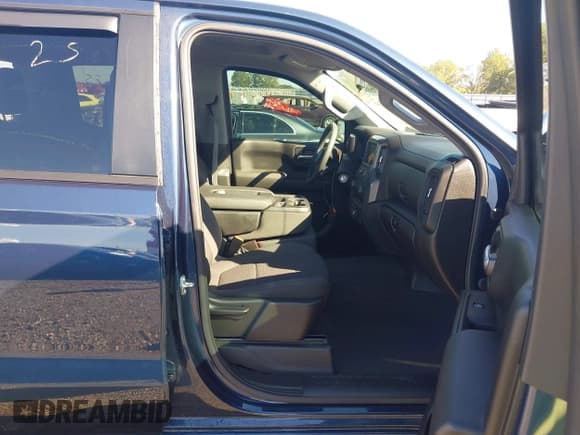 ✅ 2022 Chevrolet Silverado 1500 Custom • VIN: 1GCPYBEK8NZ226769 • Lot: 43565241. Wystawiony na IAAI z przebiegiem 39 608 mil. Bezpłatny archiwum sprzedaży aukcyjnych z USA i szczegółowy raport historii pojazdu na DreamBid. Zdjęcie 5.