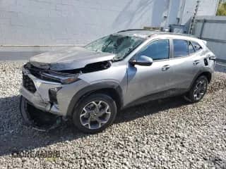 2025 Chevrolet Trax LT с VIN KL77LHEPXSC210386, выставлен на аукционе Copart как лот 86716555 с пробегом Не указан миль и Списание • Salvage title. История ставок и продаж доступна на DreamBid. Изображение 1.