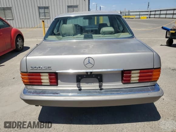 ✅ 1990 Mercedes-Benz 300 SE • VIN: WDBCA24D1LA529716 • Лот: 56581335. Опубликован ранее на Copart с пробегом 122 286 миль. Бесплатный доступ к архиву аукционных продаж из США и подробный отчёт об истории автомобиля на DreamBid. Изображение 6.