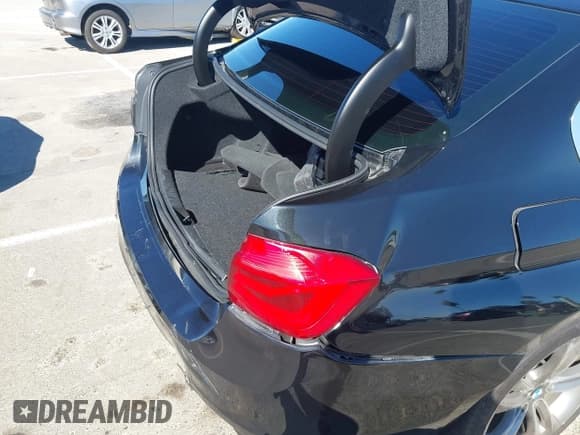 ✅ 2018 BMW 3 Series 330i • VIN: WBA8B9G58JNV00606 • Lot: 43239190. Wystawiony na IAAI z przebiegiem 68 085 mil. Bezpłatny archiwum sprzedaży aukcyjnych z USA i szczegółowy raport historii pojazdu na DreamBid. Zdjęcie 6.