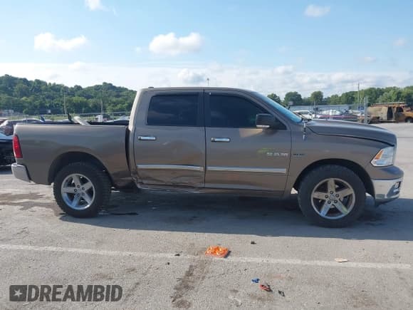 ✅ 2010 Dodge 1500 Sport • VIN: 1D7RV1CT5AS144417 • Lot: 43027380. Wystawiony na IAAI z przebiegiem 123 759 mil. Bezpłatny archiwum sprzedaży aukcyjnych z USA i szczegółowy raport historii pojazdu na DreamBid. Zdjęcie 11.
