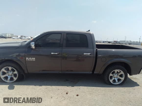 ✅ 2015 Ram 1500 Laramie • VIN: 1C6RR6NM0FS590636 • Lot: 37320388. Wystawiony na IAAI z przebiegiem 93 163 mil. Bezpłatny archiwum sprzedaży aukcyjnych z USA i szczegółowy raport historii pojazdu na DreamBid. Zdjęcie 14.