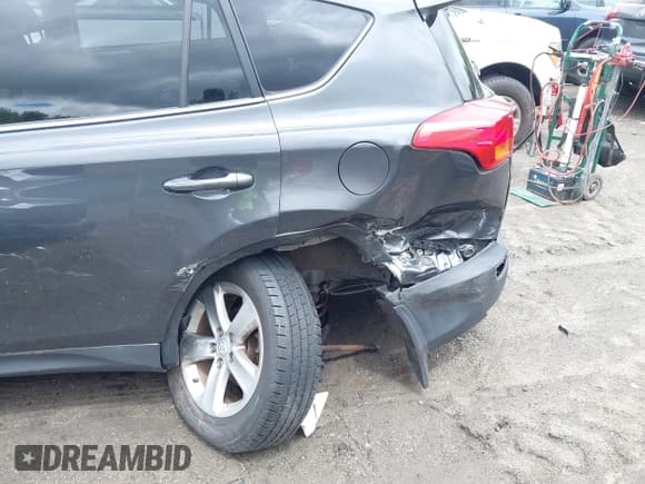 ✅ 2013 Toyota RAV4 XLE • VIN: JTMRFREV2D5002727 • Lot: 42273740. Listed on IAAI with 180,162 mi. Free auction sales archive from the USA and detailed vehicle history report at DreamBid. Image 6.