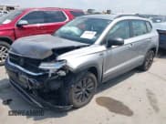 ✅ 2023 Volkswagen Taos S • VIN: 3VVCX7B28PM367186 • Лот: 43225250. Опубликован ранее на IAAI с пробегом 27 945 миль. Бесплатный доступ к архиву аукционных продаж из США и подробный отчёт об истории автомобиля на DreamBid. Изображение 2.