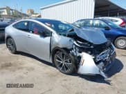✅ 2024 Toyota Prius LE • VIN: JTDACAAU0R3043770 • Lot: 42142393. Wystawiony na IAAI z przebiegiem 2 733 mil. Bezpłatny archiwum sprzedaży aukcyjnych z USA i szczegółowy raport historii pojazdu na DreamBid. Zdjęcie 1.