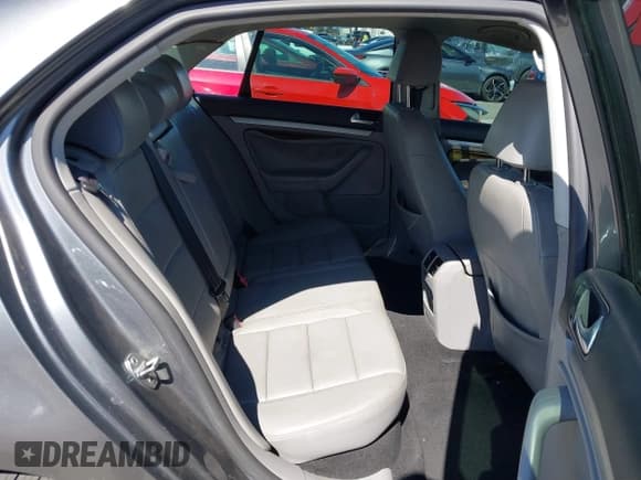 ✅ 2008 Volkswagen Jetta SE • VIN: 3VWRZ71K58M082108 • Lot: 41799324. Wystawiony na IAAI z przebiegiem 184 055 mil. Bezpłatny archiwum sprzedaży aukcyjnych z USA i szczegółowy raport historii pojazdu na DreamBid. Zdjęcie 8.