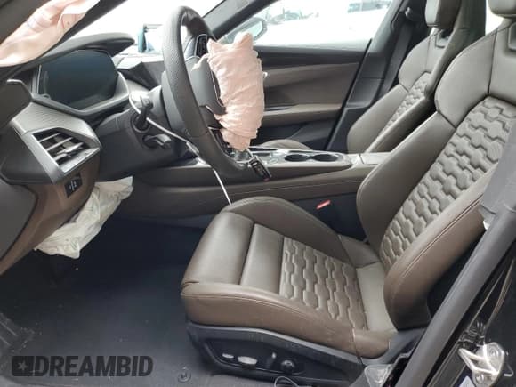 ✅ 2024 Audi e-tron GT Premium Plus • VIN: WAUCJBFW6R7001964 • Lot: 44019705. Wystawiony na Copart z przebiegiem Nie podano. Bezpłatny archiwum sprzedaży aukcyjnych z USA i szczegółowy raport historii pojazdu na DreamBid. Zdjęcie 7.