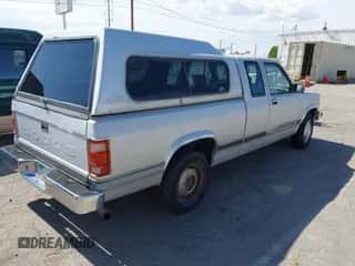1990 Dodge Dakota z VIN 1B7GL23X0LS642396, wystawiony jako IAAI lot #42359220 z przebiegiem 177 562 mil mil oraz . Historia ofert i sprzedaży dostępna na DreamBid. Obrazek 4.