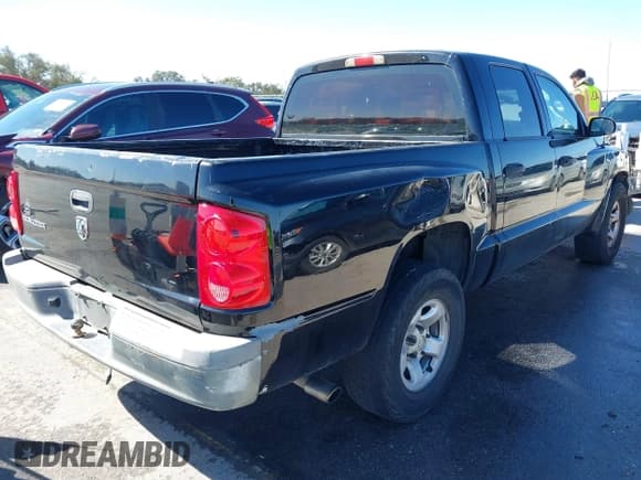 ✅ 2005 Dodge Dakota ST • VIN: 1D7HE28K45S157490 • Lot: 41778765. Wystawiony na IAAI z przebiegiem 187 575 mil. Bezpłatny archiwum sprzedaży aukcyjnych z USA i szczegółowy raport historii pojazdu na DreamBid. Zdjęcie 4.