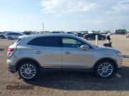 ✅ 2017 Lincoln MKC Reserve • VIN: 5LMCJ3C94HUL02474 • Lot: 43416290. Wystawiony na IAAI z przebiegiem 81 497 mil. Bezpłatny archiwum sprzedaży aukcyjnych z USA i szczegółowy raport historii pojazdu na DreamBid. Zdjęcie 13.