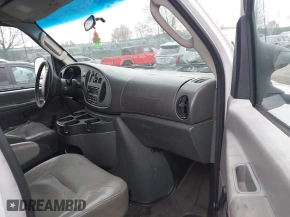 ✅ 2008 Ford Econoline Cargo Commercial • VIN: 1FTSS34L28DA69012 • Lot: 43680462. Wystawiony na IAAI z przebiegiem 192 777 mil. Bezpłatny archiwum sprzedaży aukcyjnych z USA i szczegółowy raport historii pojazdu na DreamBid. Zdjęcie 5.