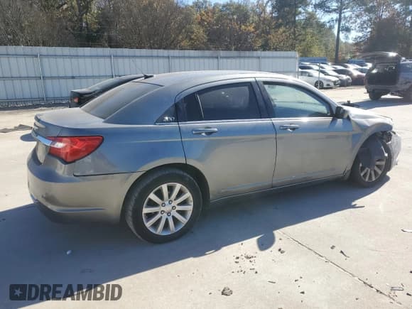 ✅ 2012 Chrysler 200 Touring • VIN: 1C3CCBBB3CN117615 • Lot: 93116135. Wystawiony na Copart z przebiegiem 208 614 mil. Bezpłatny archiwum sprzedaży aukcyjnych z USA i szczegółowy raport historii pojazdu na DreamBid. Zdjęcie 3.