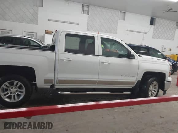 2015 Chevrolet Silverado 1500 LT z VIN 3GCUKREC5FG457751, wystawiony jako IAAI lot #42864420 z przebiegiem 133 732 mil mil oraz . Historia ofert i sprzedaży dostępna na DreamBid. Obrazek 13.