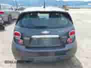 2013 Chevrolet Sonic RS z VIN 1G1JG6SB8D4180207, wystawiony jako IAAI lot #42426670 z przebiegiem 183 889 mil mil oraz . Historia ofert i sprzedaży dostępna na DreamBid. Obrazek 17.