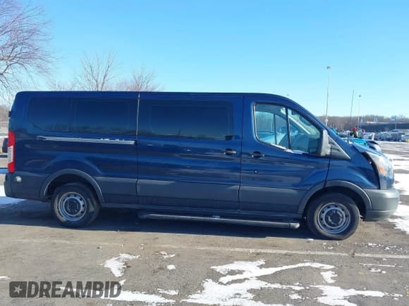 ✅ 2015 Ford Transit XL • VIN: 1FBZX2YM8FKB18966 • Lot: 41638793. Wystawiony na IAAI z przebiegiem 166 456 mil. Bezpłatny archiwum sprzedaży aukcyjnych z USA i szczegółowy raport historii pojazdu na DreamBid. Zdjęcie 13.