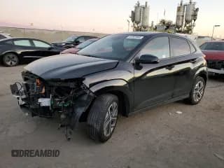 ✅ 2023 Hyundai Kona SE • VIN: KM8K23AG4PU183854 • Лот: 41267044. Опубликован ранее на Copart с пробегом 13 239 миль. Бесплатный доступ к архиву аукционных продаж из США и подробный отчёт об истории автомобиля на DreamBid. Изображение 1.