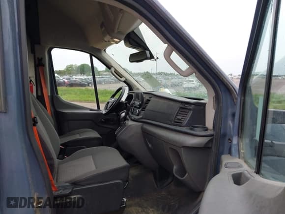 ✅ 2021 Ford Transit Cargo • VIN: 1FTBR3X84MKA82773 • Lot: 42340746. Wystawiony na IAAI z przebiegiem 102 033 mil. Bezpłatny archiwum sprzedaży aukcyjnych z USA i szczegółowy raport historii pojazdu na DreamBid. Zdjęcie 5.