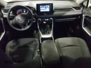 ✅ 2020 Toyota RAV4 LE • VIN: JTMH1RFV3LD051528 • Lot: 91612055. Wystawiony na Copart z przebiegiem 44 642 mil. Bezpłatny archiwum sprzedaży aukcyjnych z USA i szczegółowy raport historii pojazdu na DreamBid. Zdjęcie 8.