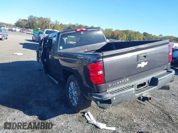 2015 Chevrolet Silverado 2500HD LT z VIN 1GC1KVE85FF136771, wystawiony jako IAAI lot #43478483 z przebiegiem 142 142 mil mil oraz . Historia ofert i sprzedaży dostępna na DreamBid. Obrazek 3.